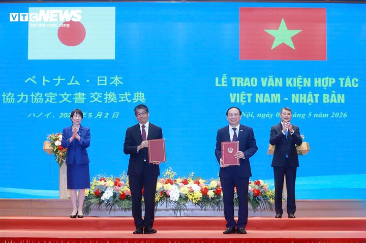 Hai Thủ tướng chứng kiến trao Thoả thuận vay (L/A) cho dự án Phát triển cơ sở hạ tầng thích ứng với biến đổi khí hậu để hỗ trợ sản xuất cho đồng bào dân tộc thiểu số các tỉnh trung du, miền núi phía Bắc giữa Chính phủ Việt Nam và Cơ quan Hợp tác quốc tế Nhật Bản (JICA).