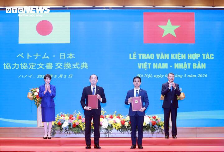 Hai Thủ tướng chứng kiến trao Văn bản sửa đổi thoả thuận giữa Trung tâm Vũ trụ Việt Nam thuộc Viện Hàn lâm Khoa học và Công nghệ Việt Nam và Cơ quan Hàng không Vũ trụ Nhật Bản về trao đổi dữ liệu vệ tinh.