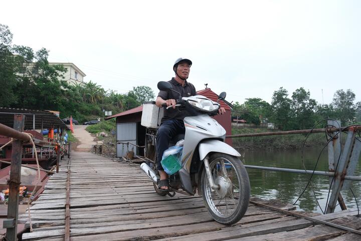 Nhiều người dân bất an khi đi qua cầu, đặc biệt vào ban đêm.