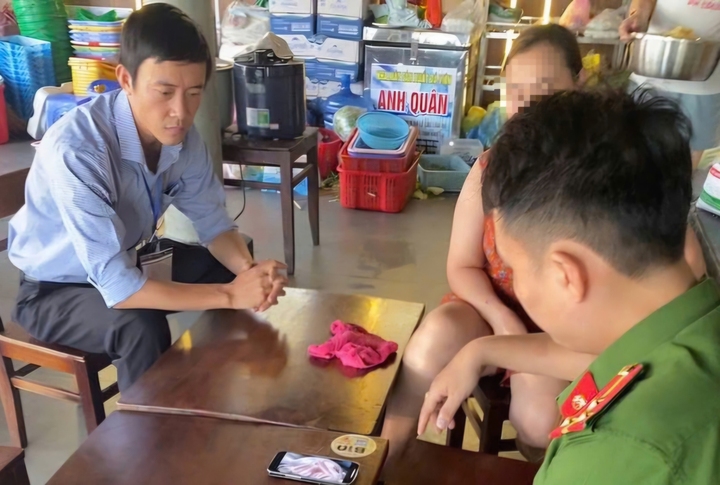 Đoàn kiểm tra của lực lượng chức năng phường Thuận Hóa (TP Huế) làm việc với đại diện cơ sở bán quán cơm Bà Chủ.