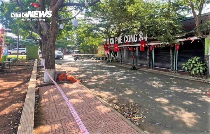 Hiện trường trước quán cà phê, nơi xảy ra vụ việc.