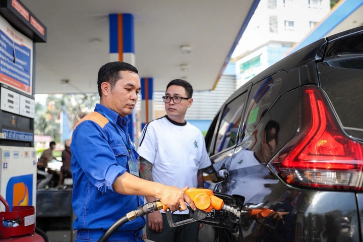 Người điều khiển phương tiện tại Việt Nam được yêu cầu tắt máy và không sử dụng điện thoại di động khi tiếp nhiên liệu.