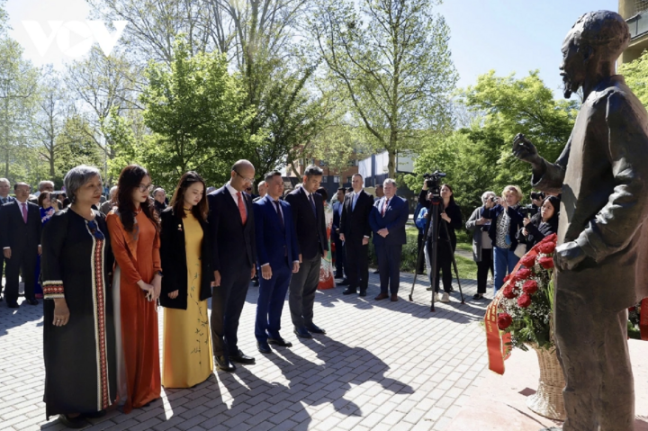 Đại diện cán bộ Đại sứ quán Việt Nam tại Hungary dâng hoa.