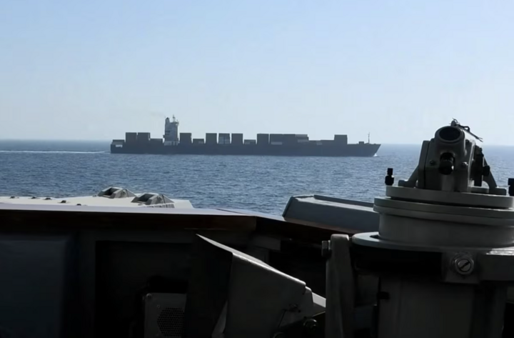 Hình ảnh tàu chở hàng M/V Touska mang cờ Iran khi tàu khu trục mang tên lửa dẫn đường Aegis lớp Arleigh Burke USS Spruance của Hải quân Mỹ thực hiện việc đánh chặn tại vị trí được xác định là phía bắc Biển Ả Rập. (Ảnh: Reuters)