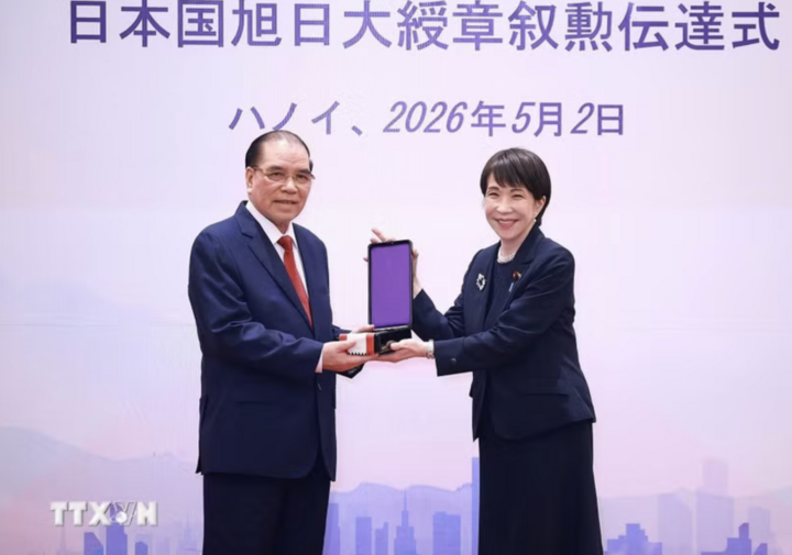 Thủ tướng Nhật Bản Takaichi Sanae trao Huân chương Mặt trời mọc hạng nhất Đại thập tự của Nhà nước Nhật Bản cho nguyên Tổng Bí thư Nông Đức Mạnh. (Ảnh: Dương Giang/TTXVN)