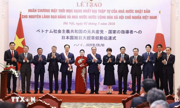 Thủ tướng Lê Minh Hưng và Thủ tướng Nhật Bản Takaichi Sanae cùng các đại biểu chụp ảnh chung. (Ảnh: Dương Giang/TTXVN)