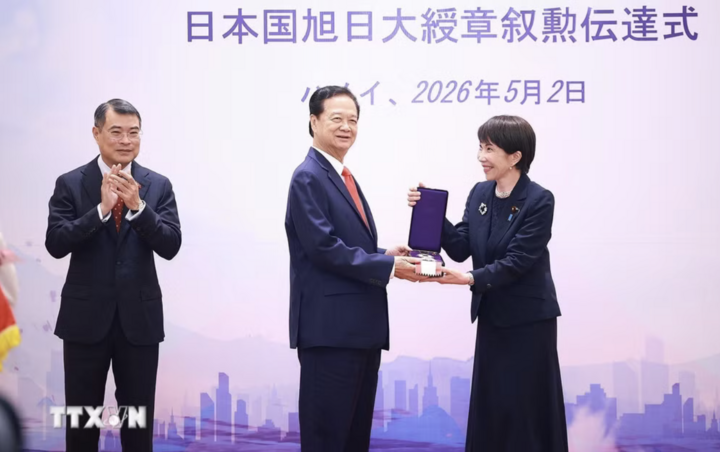 Thủ tướng Lê Minh Hưng trao hoa và Thủ tướng Nhật Bản Takaichi Sanae trao Huân chương Mặt trời mọc hạng nhất Đại thập tự của Nhà nước Nhật Bản cho nguyên Thủ tướng Nguyễn Tấn Dũng. (Ảnh: Dương Giang/TTXVN)