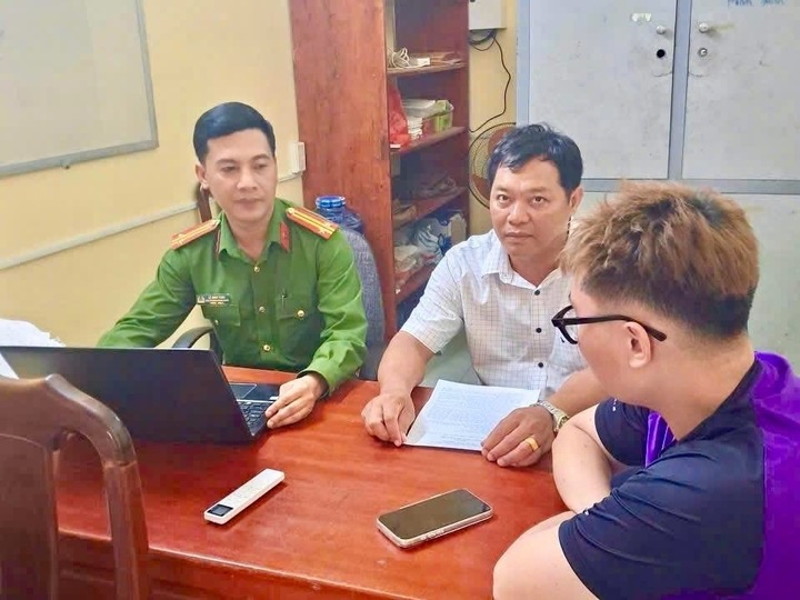 Công an làm việc với ông V. và L.G.D (Ảnh: Công an Vĩnh Long)
