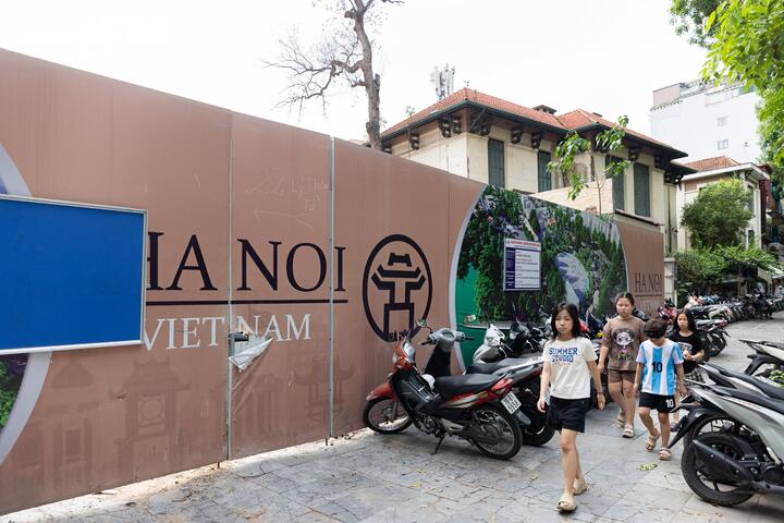 Theo kế hoạch, dự án quảng trường - công viên phía Đông Hồ Hoàn Kiếm được triển khai theo hai giai đoạn. Giai đoạn đầu hình thành không gian quảng trường kết hợp cây xanh, cảnh quan và khu sinh hoạt cộng đồng. Giai đoạn tiếp theo xây dựng tổ hợp không gian ngầm gồm ba tầng hầm, đồng thời kết nối với ga C9 của tuyến metro số 2 trong tương lai.