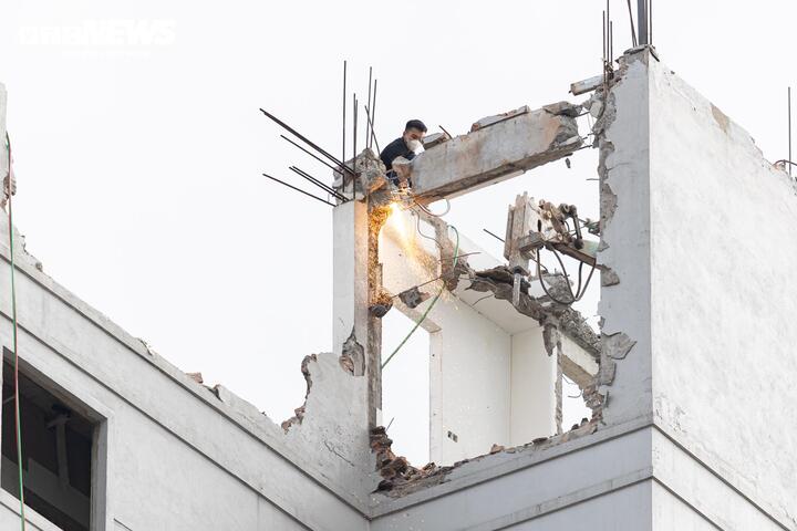 Khu vực mái của khách sạn cùng phần tường bao xung quanh đang được khẩn trương tháo dỡ.