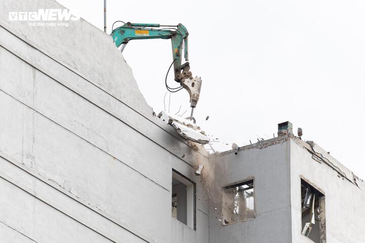 Hà Nội phá dỡ khách sạn 9 tầng bên Hồ Gươm - 9