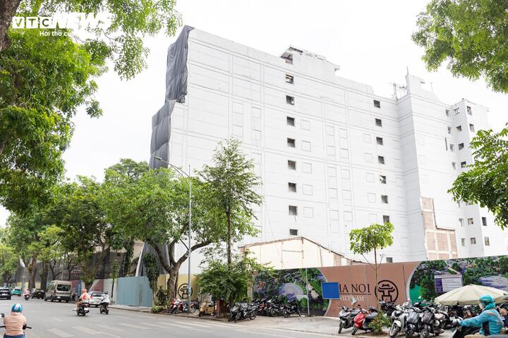 Sau 5 tháng triển khai, khu vực phía Đông Hồ Hoàn Kiếm (phường Hoàn Kiếm) đang dần đổi thay diện mạo. Nhiều công trình cũ được tháo dỡ, tạo quỹ đất xây dựng quảng trường rộng khoảng 2,14ha.