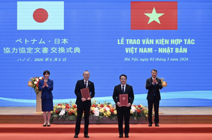 Thủ tướng Lê Minh Hưng và Thủ tướng Takaichi Sanae chứng kiến lễ trao văn kiện hợp tác