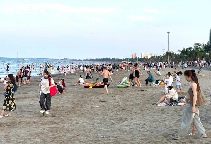 Ghi nhận thực tế cho thấy, từ chiều muộn mỗi ngày, dọc bãi biển dài khoảng 10km ken đặc người dân và du khách vui chơi, giải nhiệt. Các tuyến đường dẫn về khu du lịch như đại lộ Vinh - Cửa Lò cũng thường xuyên đông kín phương tiện. Khách đông nhưng về cơ bản, giá cả lưu trú, ăn uống tại Cửa Lò ổn định, không xảy ra hiện tượng tăng giá bất thường trong dịp lễ. Du khách nhận xét chi phí du lịch tại đây vẫn ở mức hợp lý, phù hợp với nhiều người.