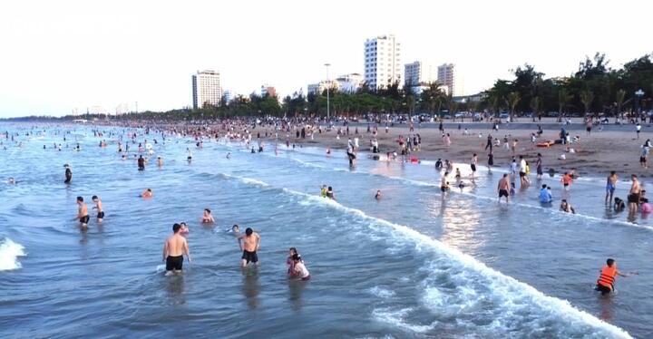 Công tác đảm bảo an ninh trật tự, vệ sinh môi trường tại Cửa Lò khá tốt. Các hoạt động thu gom rác thải, làm sạch bãi biển được triển khai xuyên đêm, góp phần giữ hình ảnh biển Cửa Lò xanh - sạch - đẹp trong mắt du khách. Chính quyền địa phương cho biết, đang tiếp tục hoàn thiện phương án nâng cao chất lượng vận hành hệ thống dịch vụ công cộng, đặc biệt là các điểm tắm tráng, nhằm phục vụ tốt hơn nhu cầu ngày càng tăng của khách du lịch trong mùa cao điểm.