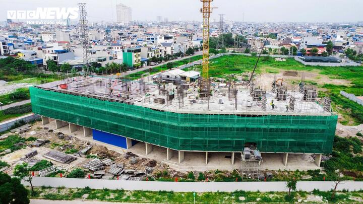 Dự án được UBND tỉnh Nam Định (nay là UBND tỉnh Ninh Bình) chấp thuận chủ trương đầu tư tại Quyết định số 2362 ngày 31/10/2024, chính thức khởi công vào ngày 19/5/2025. Theo kế hoạch, dự án được triển khai theo 3 giai đoạn từ năm 2025 đến 2030, với tổng cộng 6 tòa nhà.