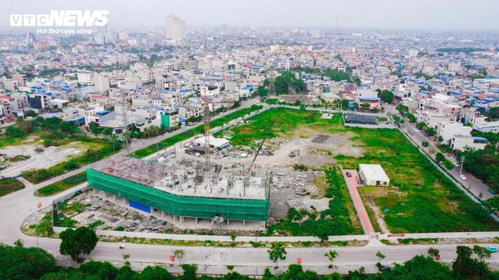 Dự án nhà ở xã hội Bãi Viên tại phường Thành Nam, tỉnh Ninh Bình, quy mô khoảng 3ha, tổng vốn đầu tư hơn 900 tỷ đồng, gồm 6 tòa nhà cao 9 tầng, đang được triển khai thi công, hướng tới phục vụ nhu cầu nhà ở cho người thu nhập thấp.