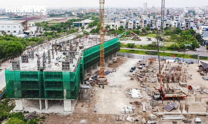 Cụ thể, giai đoạn 1 (2025 - 2026) hoàn thành 324 căn hộ; giai đoạn 2 (2026 - 2028) hoàn thành 304 căn; và giai đoạn 3 (2028 - 2030) hoàn thành 472 căn.