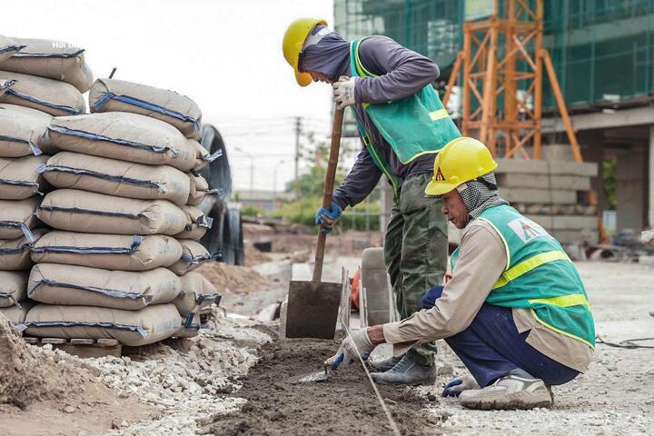 Trên công trường, không khí thi công diễn ra khẩn trương với hàng chục công nhân làm việc liên tục tại các hạng mục. Dưới thời tiết nắng nóng đầu hè, các tổ đội tập trung gia công, buộc và uốn sắt phần móng, vận chuyển vật liệu và lắp dựng cốt thép, bảo đảm tiến độ theo kế hoạch đề ra.