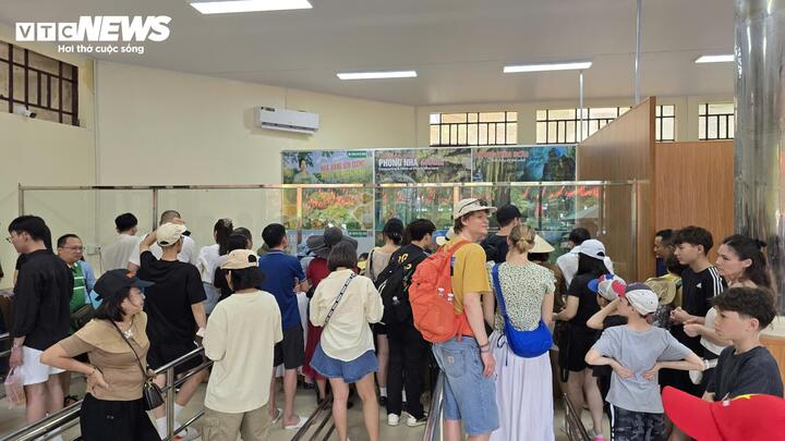 Tại Quảng Trị, ghi nhận của PV Báo Điện tử VTC News, trong 3 ngày đầu nghỉ lễ 30/4 - 1/5, lượng du khách đến các điểm tuyến du lịch tại Phong Nha - Kẻ Bàng như suối Nước Moọc, sông Chày - hang Tối, động Phong Nha - Tiên Sơn… tăng đột biến, tạo nên không khí nhộn nhịp, sôi động chưa từng có từ đầu năm đến nay.