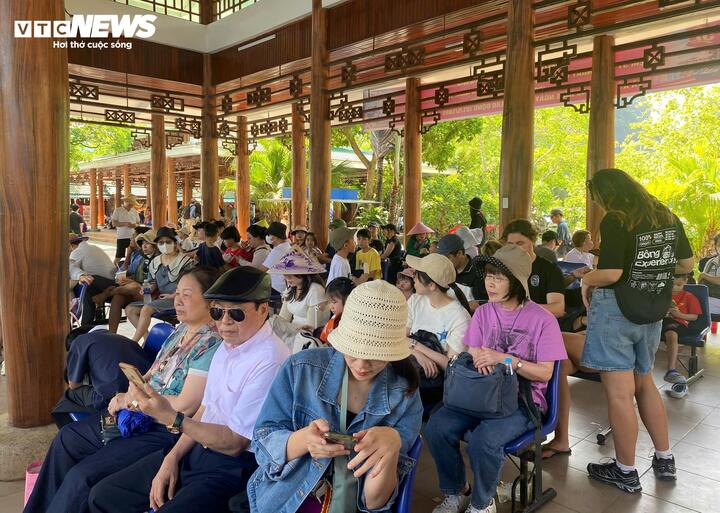 “Để chuẩn bị cho dịp nghỉ lễ năm nay, trước đó chúng tôi chủ động lên phương án tăng cường nhân sự, phương tiện vận chuyển và đẩy mạnh công tác điều tiết tại các điểm tham quan. Đồng thời, chỉnh trang lại cơ sở hạ tầng, cải tạo hệ thống bến thuyền, nhà công vụ, nâng cấp lại cơ sở hạ tầng trong động Phong Nha, Tiên Sơn. Tạo thêm một số điểm check-in mới, kết hợp giữa sông suối và cảnh quan giá trị tài nguyên”, ông Hoàng Minh Thắng, Giám đốc Trung tâm Du lịch Phong Nha - Kẻ Bàng cho biết.