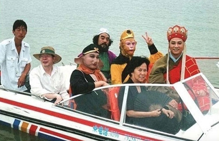 Đạo diễn Dương Khiết từng phát hành cuốn sách mang tên "Dám hỏi đường đi phương nào", chia sẻ nhiều kỷ niệm trong cuộc hành trình kéo dài từ 1982 đến 1986 để hoàn thành 25 tập phim "Tây du ký". Trong cuốn sách của mình, bà hé lộ những câu chuyện hậu trường mà nhiều khán giả phải "ngã ngửa".