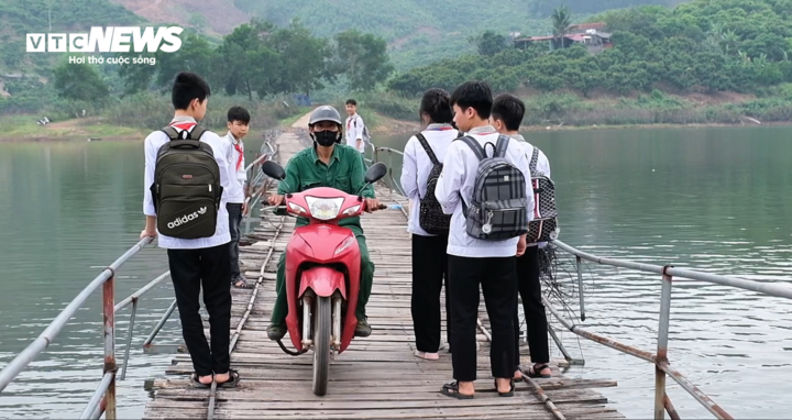 Khi có xe máy đi qua, nguy hiểm càng rình rập các em.