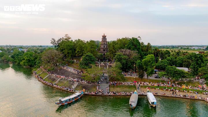 Minh chứng là doanh thu bán vé tham quan di sản Huế ngày 30/4 đạt hơn 3,74 tỷ đồng – mức cao nhất trong một ngày từ trước đến nay. Kỷ lục này tiếp tục bị phá vỡ vào ngày 1/5 khi doanh thu vượt 4,2 tỷ đồng, với 30.765 lượt khách (4.262 khách quốc tế, 26.503 khách trong nước), trong đó có 1.379 vé được bán trực tuyến.