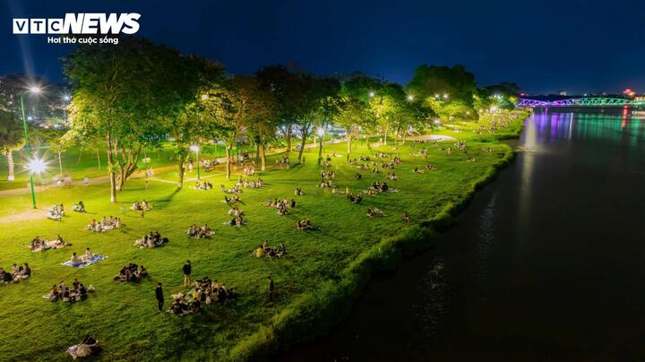 Theo Sở Du lịch TP Huế, trong dịp Giỗ Tổ Hùng Vương (24/4-28/4), tổng lượng khách đến địa phương ước đạt khoảng 395.000 lượt, trong đó khách quốc tế gần 98.700 lượt. Doanh thu du lịch đạt khoảng 958 tỷ đồng. Công suất phòng bình quân tại các cơ sở lưu trú vượt 90%, riêng ngày cao điểm 10/3 Âm lịch đạt tới 99%. Đà tăng trưởng tiếp tục được duy trì trong kỳ nghỉ 30/4-1/5, khi Huế dự kiến đón khoảng 610.000 lượt khách trong 5 ngày (29/4-3/5), tăng 73,7% so với cùng kỳ. Khách quốc tế ước đạt 164.000 lượt, tăng 129%; tổng doanh thu du lịch khoảng 1.350 tỷ đồng, tăng 85%. Công suất phòng gần như kín, đạt khoảng 99% toàn thị trường.
