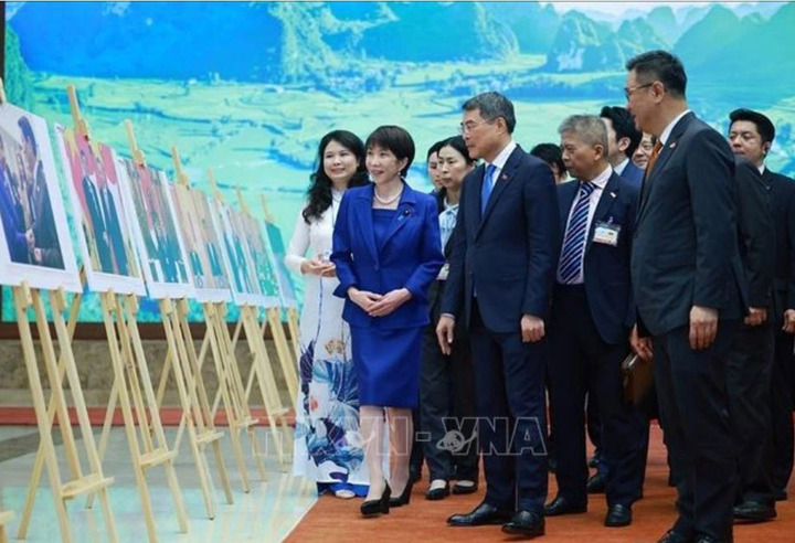 Thủ tướng Lê Minh Hưng và Thủ tướng Nhật Bản Takaichi Sanae tham quan Trưng bày ảnh về quan hệ hợp tác giữa hai nước. (Ảnh: Dương Giang/TTXVN)