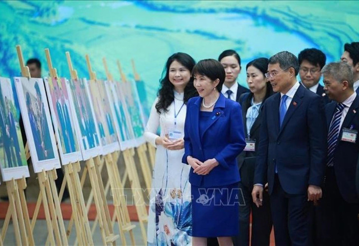 Thủ tướng Lê Minh Hưng và Thủ tướng Nhật Bản Takaichi Sanae tham quan Trưng bày ảnh về quan hệ hợp tác giữa hai nước. (Ảnh: Dương Giang/TTXVN)