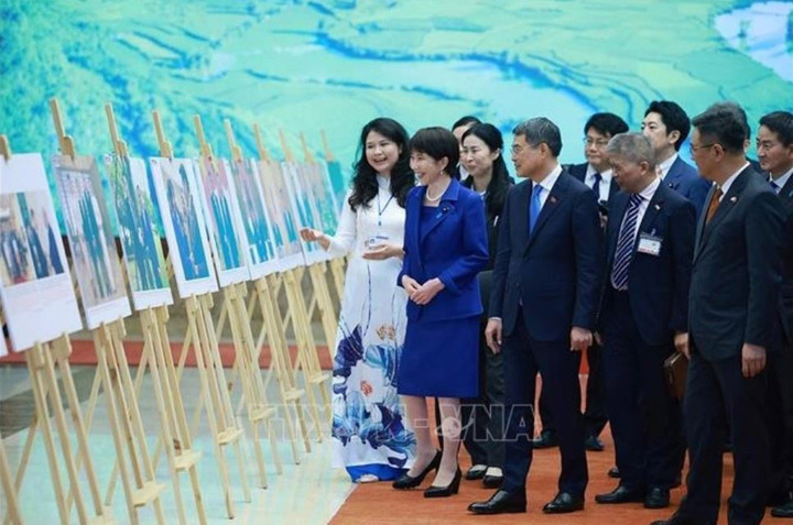 Thủ tướng Lê Minh Hưng và Thủ tướng Nhật Bản Takaichi Sanae tham quan Trưng bày ảnh về quan hệ hợp tác giữa hai nước. (Ảnh: Dương Giang/TTXVN)