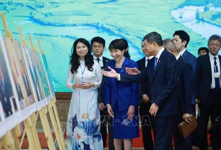 Thủ tướng Lê Minh Hưng và Thủ tướng Nhật Bản Takaichi Sanae tham quan Trưng bày ảnh về quan hệ hợp tác giữa hai nước. (Ảnh: Dương Giang/TTXVN)