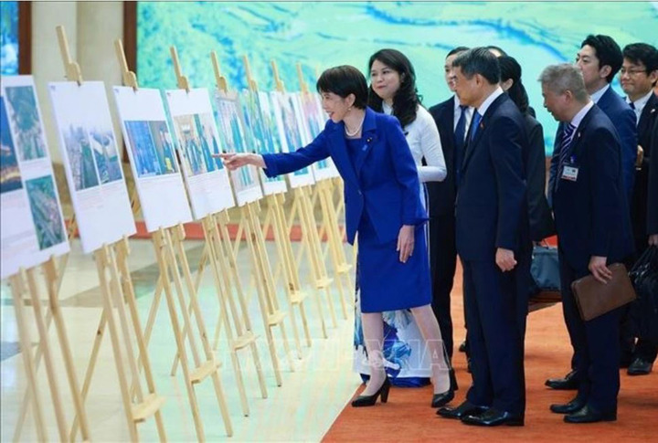 Thủ tướng Lê Minh Hưng và Thủ tướng Nhật Bản Takaichi Sanae tham quan Trưng bày ảnh về quan hệ hợp tác giữa hai nước. (Ảnh: Dương Giang/TTXVN)