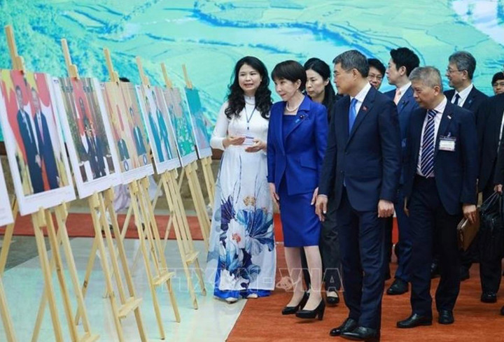 Thủ tướng Lê Minh Hưng và Thủ tướng Nhật Bản Takaichi Sanae tham quan Trưng bày ảnh về quan hệ hợp tác giữa hai nước. (Ảnh: Dương Giang/TTXVN)