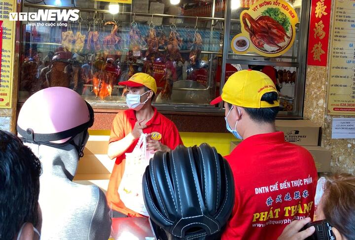 Người dân chờ mua vịt quay để ăn mừng trong kỳ nghỉ lễ. (Ảnh: Đại Việt)