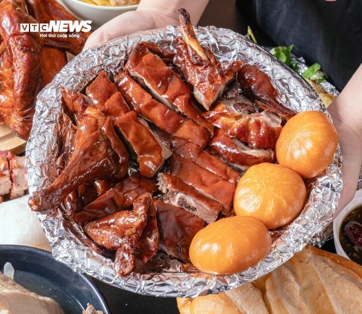 Mỗi phần vịt quay da giòn có giá 300.000 - 350.000 đồng. (Ảnh: Đại Việt)