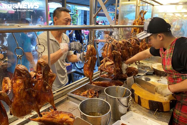 Các tiệm vịt quay lớn tại TP.HCM hoạt động hết công suất. (Ảnh: Đại Việt)