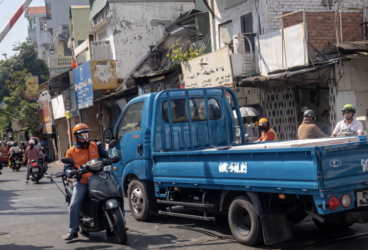 Xe tải cố tình băng qua đường sắt.