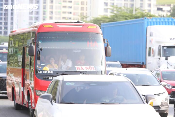 Những gương mặt mệt mỏi sau cửa kính ô tô khách.