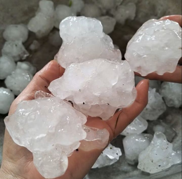 Những viên đá to gần bằng quả trứng gà được người dân xã Thanh Bình Thọ chụp ảnh đăng lên mạng xã hội.
