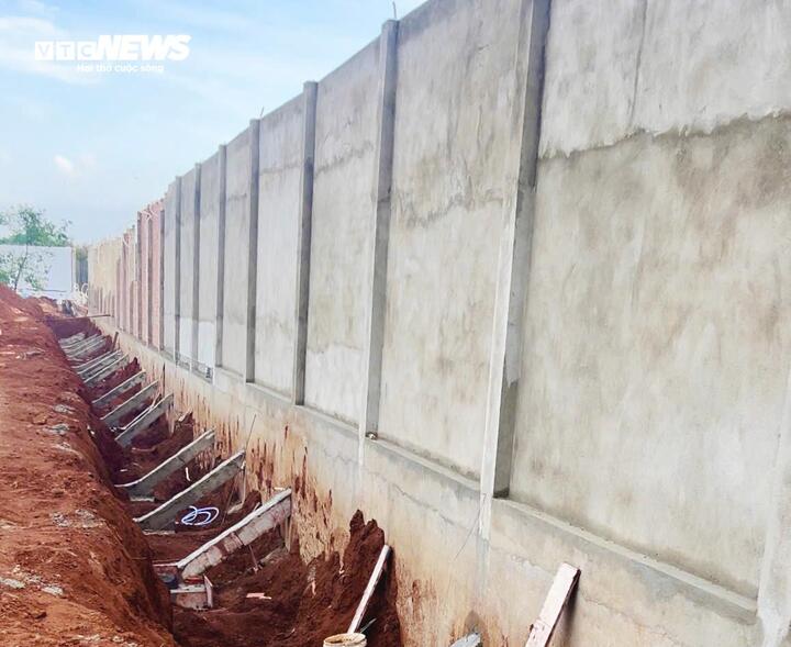 Trang trại được bao bọc bởi tường cao 4-6m, tách biệt hoàn toàn với bên ngoài.