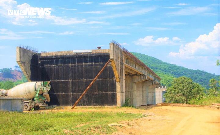 Theo kế hoạch, dự án được triển khai thi công từ tháng 4/2022, dự kiến hoàn thành đầu năm 2025. Tuy nhiên, đến thời điểm hiện tại, cầu Tân Bình vẫn trong tình trạng dang dở khiến người dân địa phương hết sức ngán ngẩm.