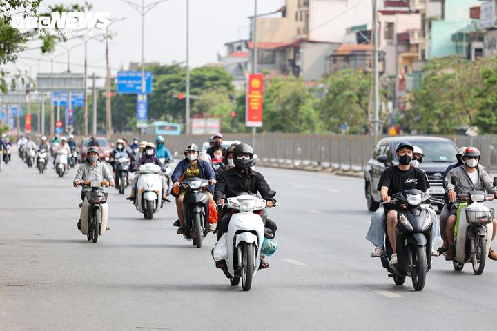 Theo lực lượng chức năng, phần lớn người dân đã trở lại Hà Nội từ chiều và tối 2/5, khiến lưu lượng xe trong ngày 3/5 giảm so với dự kiến.