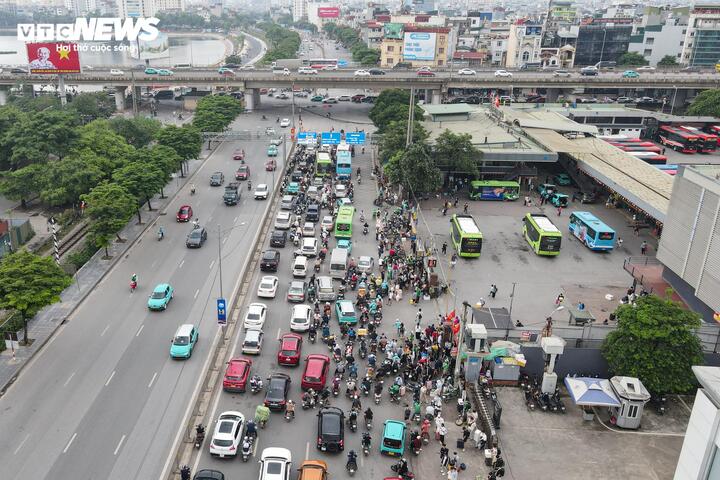 Chiều 3/5, ngày cuối cùng của kỳ nghỉ lễ 30/4 - 1/5, giao thông tại các tuyến cửa ngõ phía Nam Hà Nội thông thoáng, khác với tình trạng ùn ứ kéo dài những ngày trước đó.