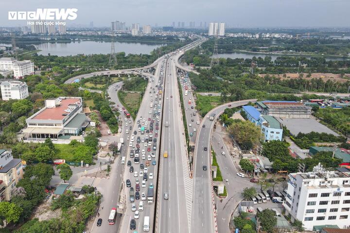Tình trạng dồn xe chỉ xuất hiện cục bộ tại khoảng 200m cuối tuyến, khu vực trước khi phương tiện vào nội đô và lên Vành đai 3 trên cao. Tuy nhiên, dòng xe vẫn di chuyển liên tục, không xảy ra tình trạng đứng chờ.