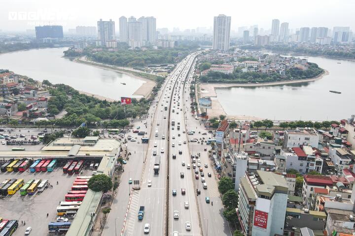 Trên tuyến Vành đai 3 trên cao, đoạn qua khu vực hồ Linh Đàm, lưu lượng xe không tăng so với ngày thường. Các làn xe di chuyển đều, không xảy ra xung đột giao thông đáng kể.