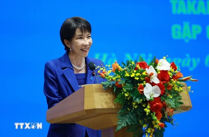 Thủ tướng Nhật Bản Takaichi Sanae phát biểu tại cuộc gặp gỡ báo chí. (Ảnh: Dương Giang/TTXVN)
