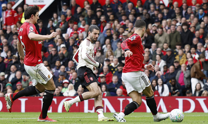 Sai lầm của Man Utd giúp Liverpool gỡ hoà. (Ảnh: Reuters)
