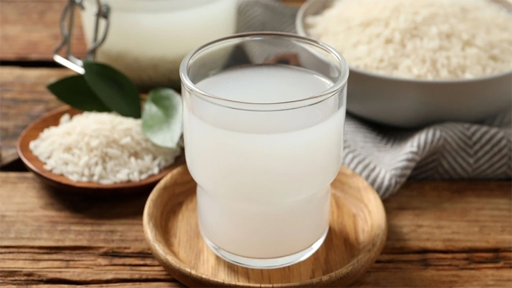 Nước gạo lên men được đánh giá cao trong lĩnh vực làm đẹp tự nhiên nhờ thành phần dưỡng chất đa dạng.